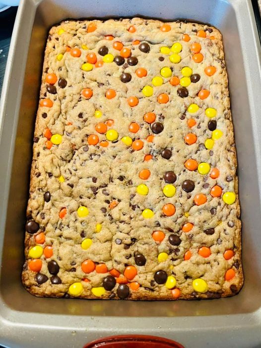Reece’s Pieces Chocolate Chip Cookie Bars – Easy and Fun