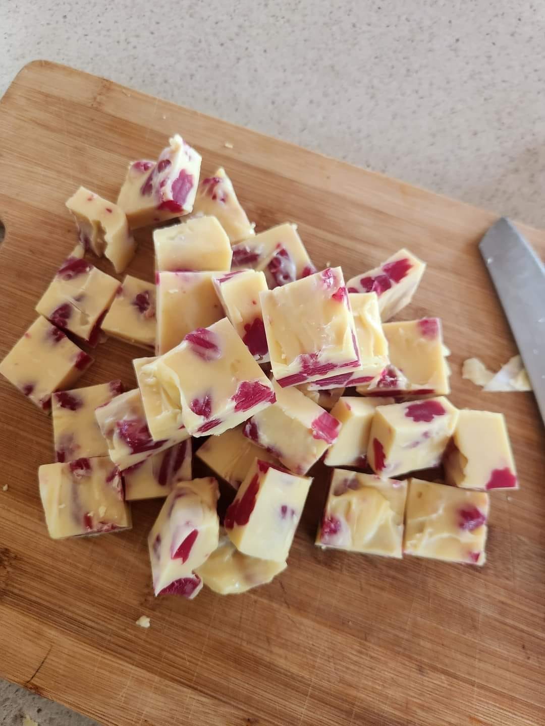 White Chocolate Raspberry Fudge Recipe – Easy & Delicious