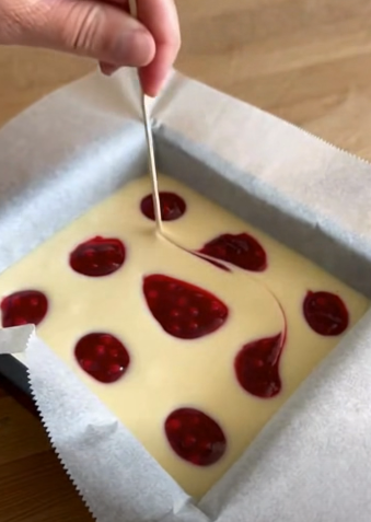 White Chocolate Raspberry Fudge Recipe – Easy & Delicious